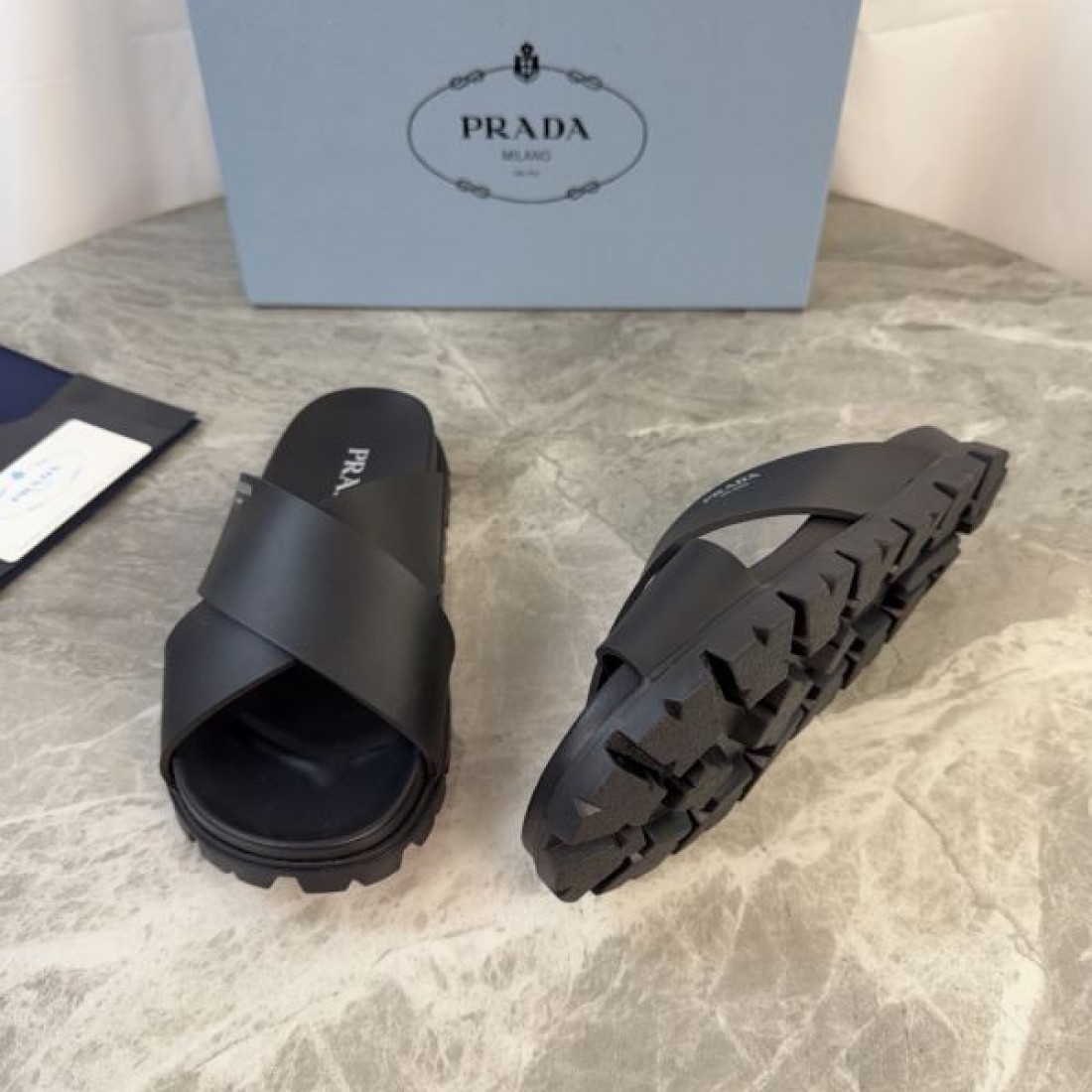 ワイドストラップ アーバンテイスト 高見え PRADA プラダ コピー フラットサンダル デイリーユース