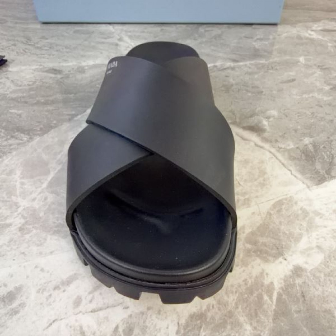ワイドストラップ アーバンテイスト 高見え PRADA プラダ コピー フラットサンダル デイリーユース