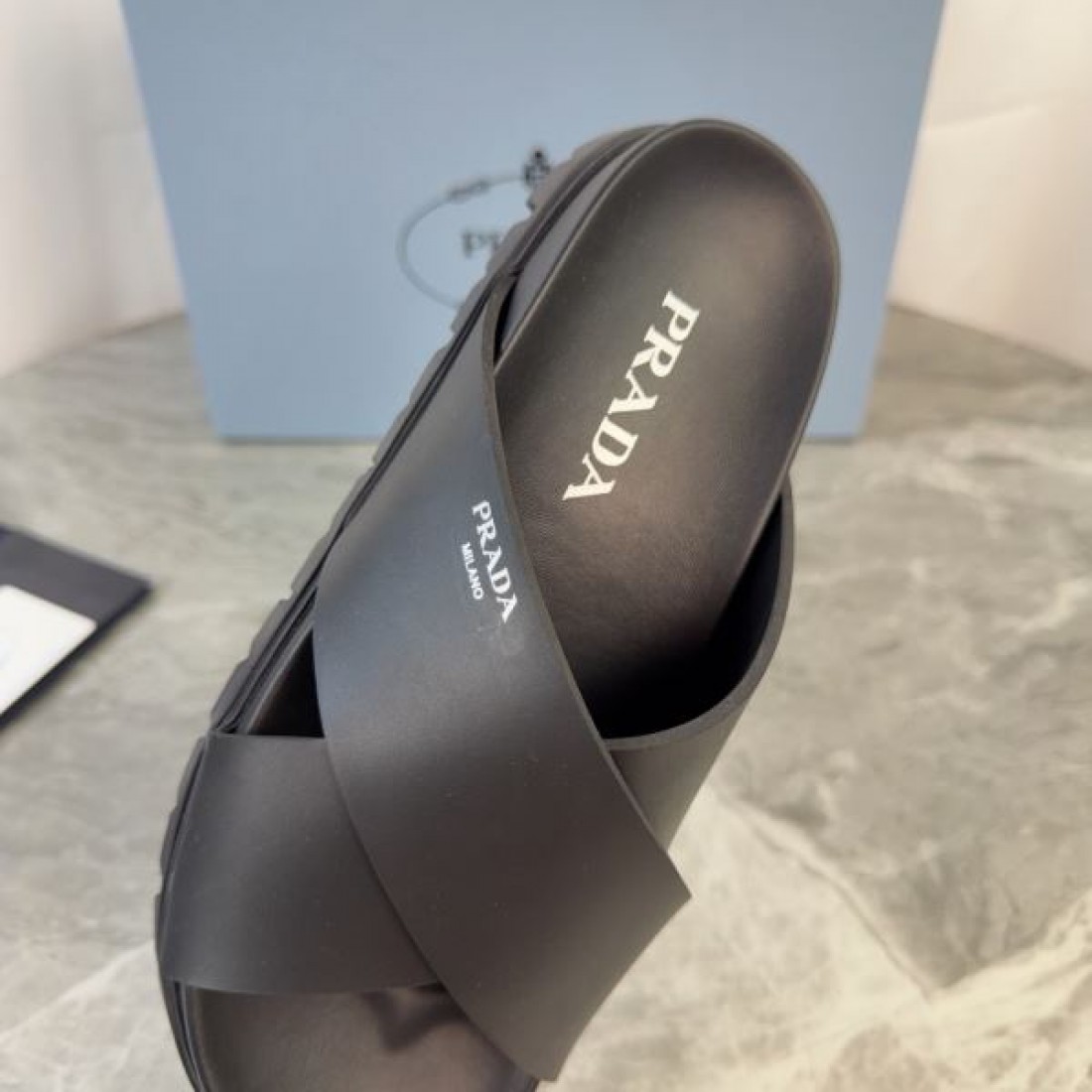 ワイドストラップ アーバンテイスト 高見え PRADA プラダ コピー フラットサンダル デイリーユース
