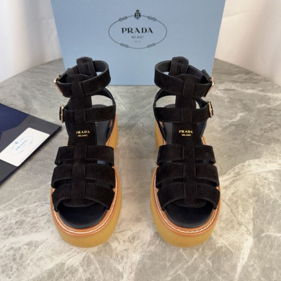アンクルストラップ スエード調 洗練デザイン PRADA プラダ コピー プラットフォームシューズ タウンユース