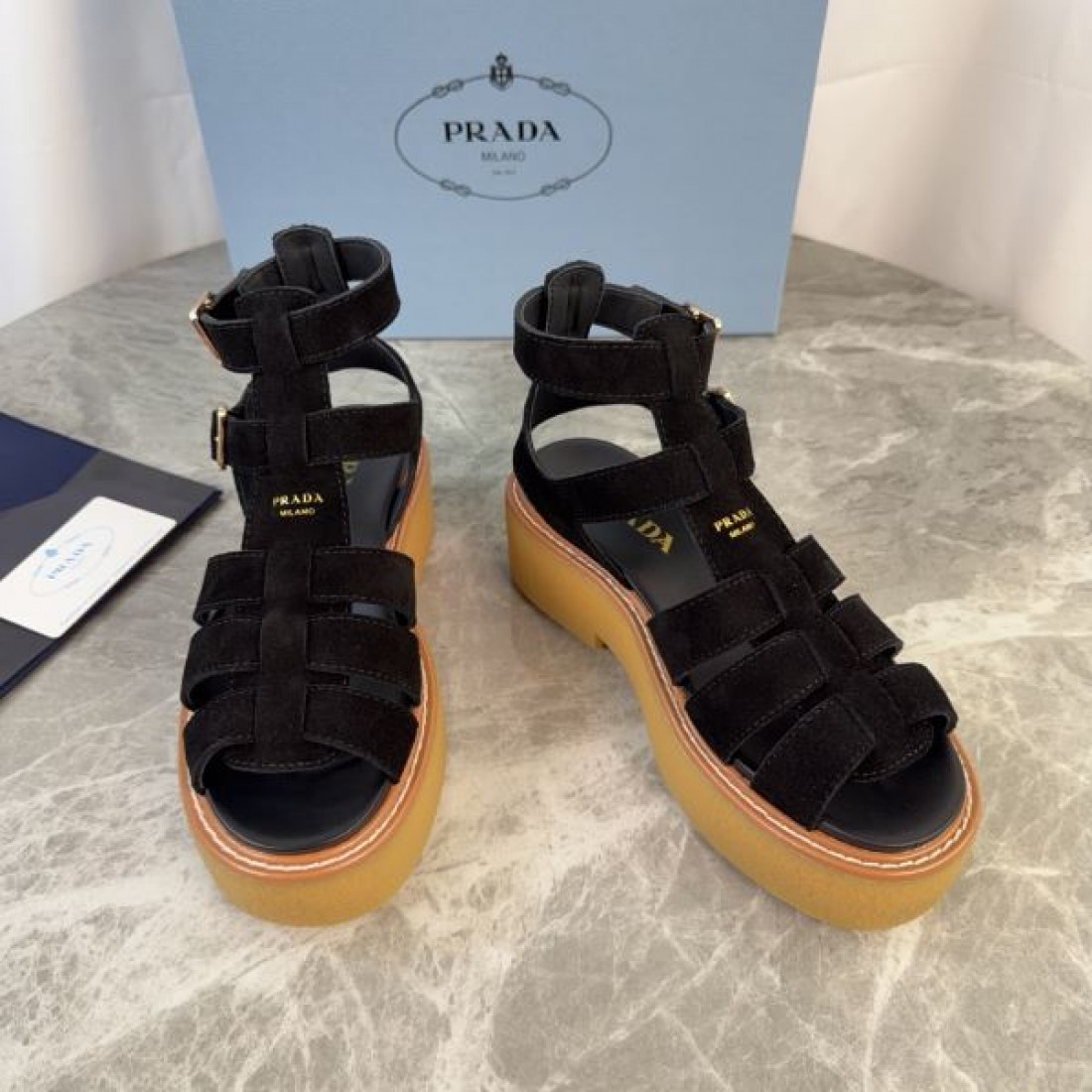 アンクルストラップ スエード調 洗練デザイン PRADA プラダ コピー プラットフォームシューズ タウンユース