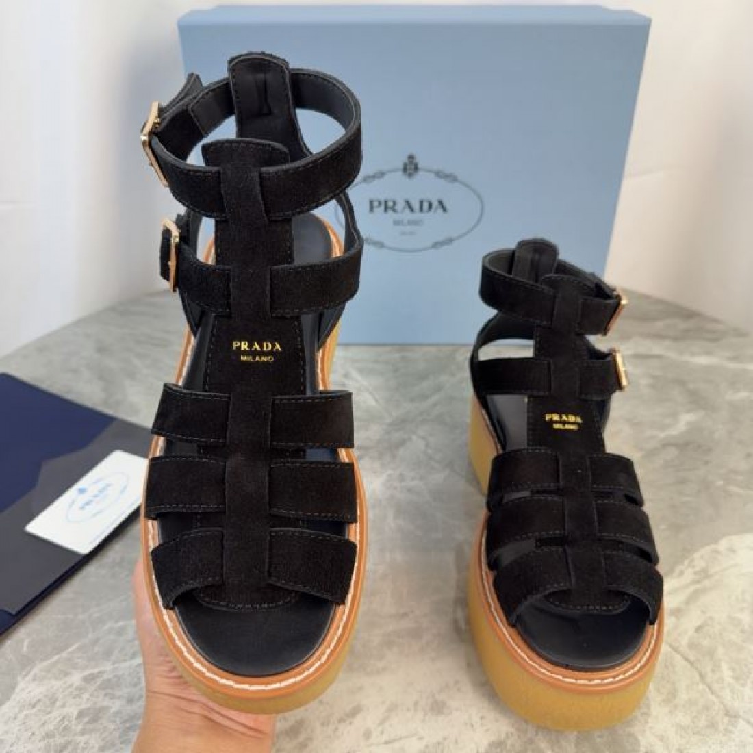 アンクルストラップ スエード調 洗練デザイン PRADA プラダ コピー プラットフォームシューズ タウンユース