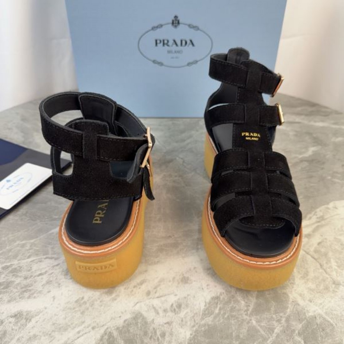 アンクルストラップ スエード調 洗練デザイン PRADA プラダ コピー プラットフォームシューズ タウンユース