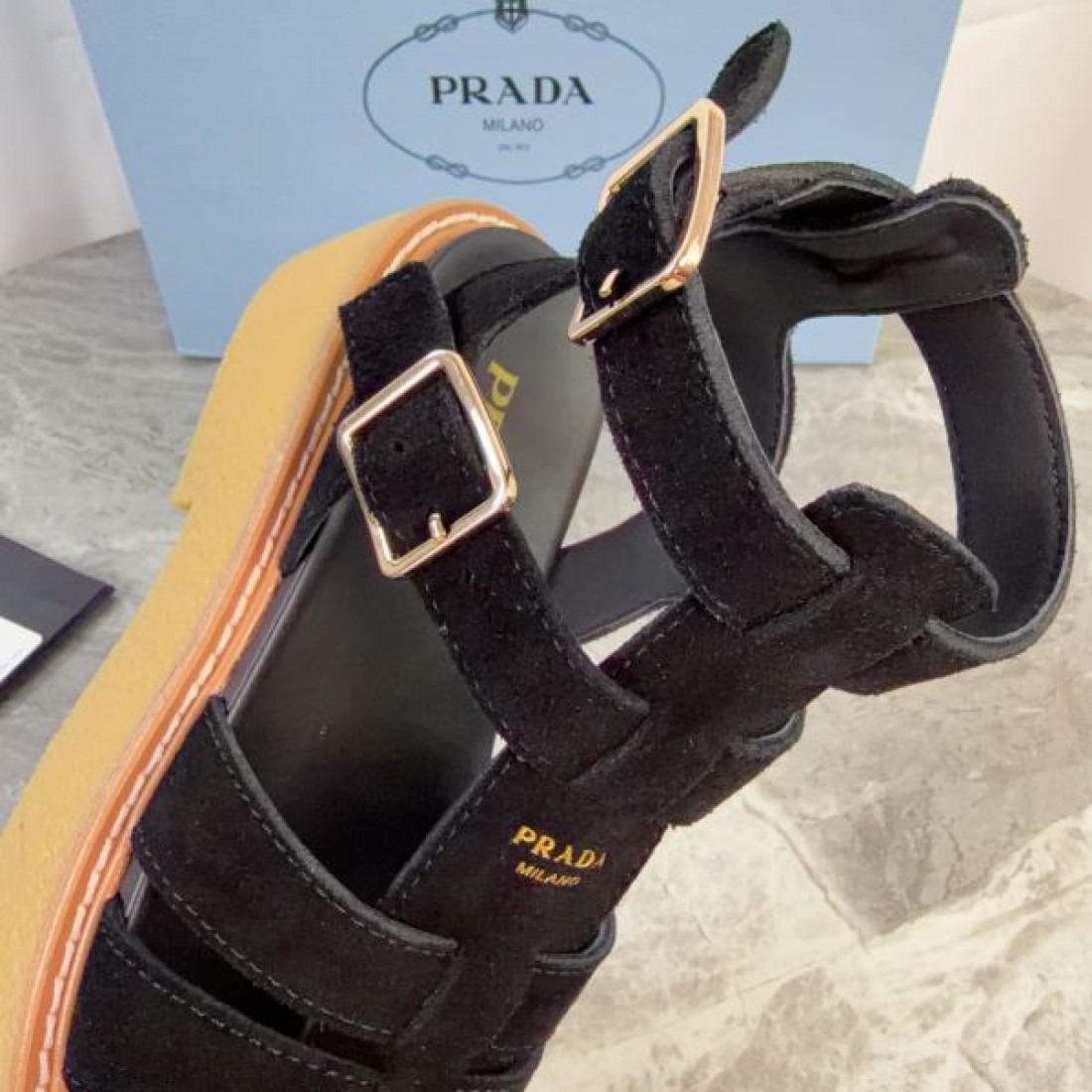 アンクルストラップ スエード調 洗練デザイン PRADA プラダ コピー プラットフォームシューズ タウンユース