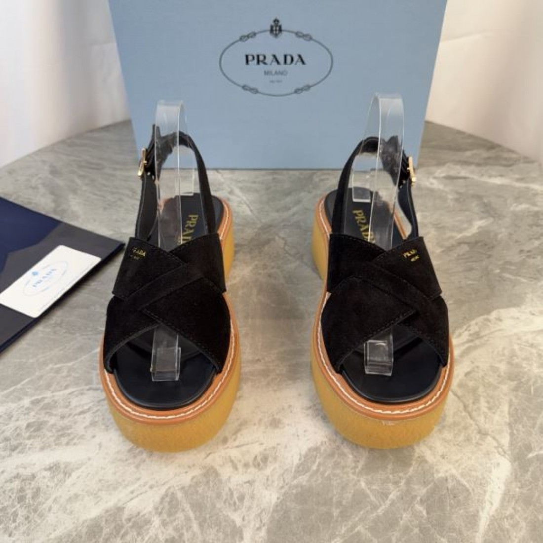 クロスベルト 厚底 プラットフォーム モードスタイル PRADA プラダ コピー レザーサンダル トレンド人気