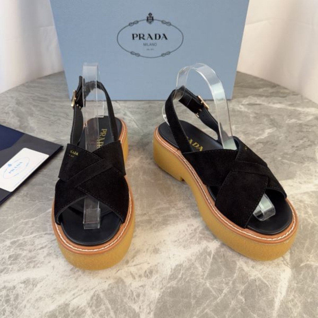 クロスベルト 厚底 プラットフォーム モードスタイル PRADA プラダ コピー レザーサンダル トレンド人気