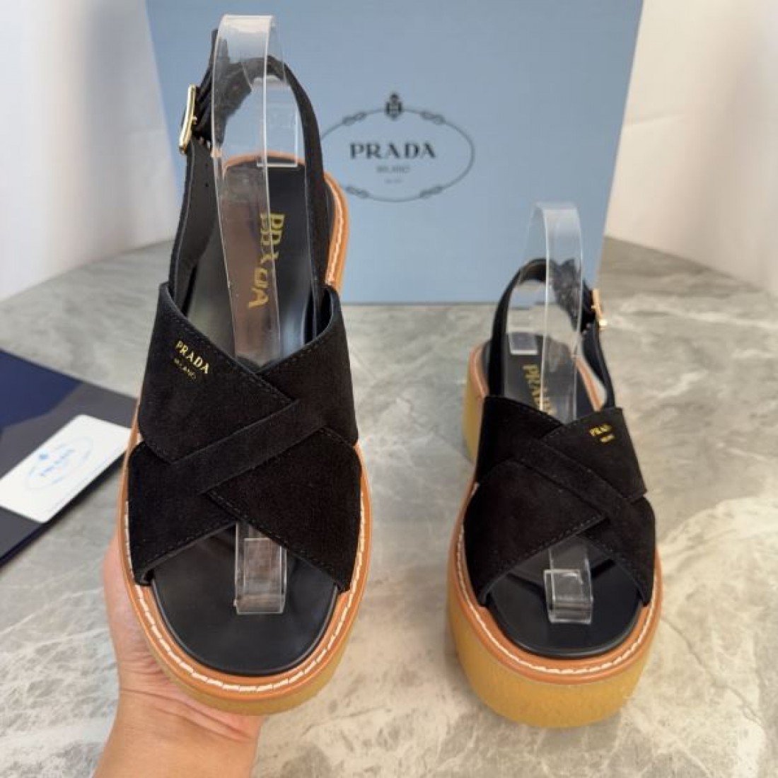 クロスベルト 厚底 プラットフォーム モードスタイル PRADA プラダ コピー レザーサンダル トレンド人気