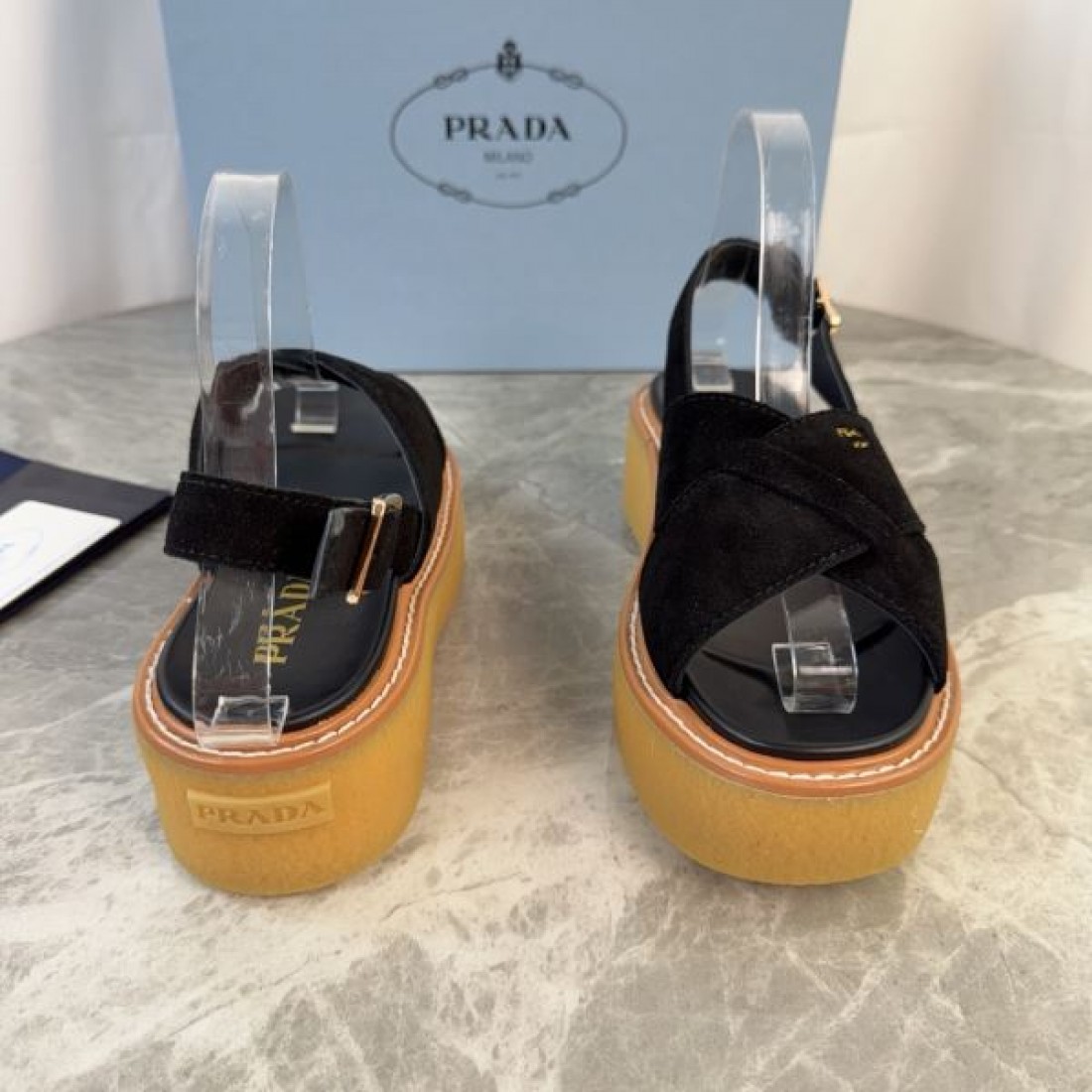 クロスベルト 厚底 プラットフォーム モードスタイル PRADA プラダ コピー レザーサンダル トレンド人気