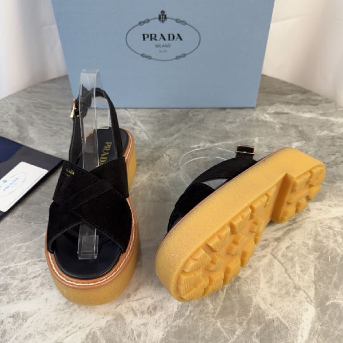 クロスベルト 厚底 プラットフォーム モードスタイル PRADA プラダ コピー レザーサンダル トレンド人気