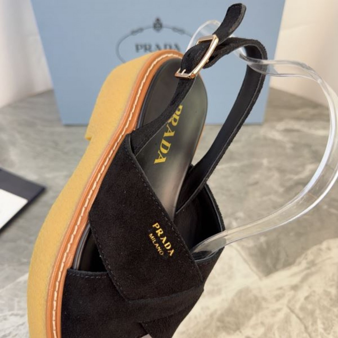 クロスベルト 厚底 プラットフォーム モードスタイル PRADA プラダ コピー レザーサンダル トレンド人気