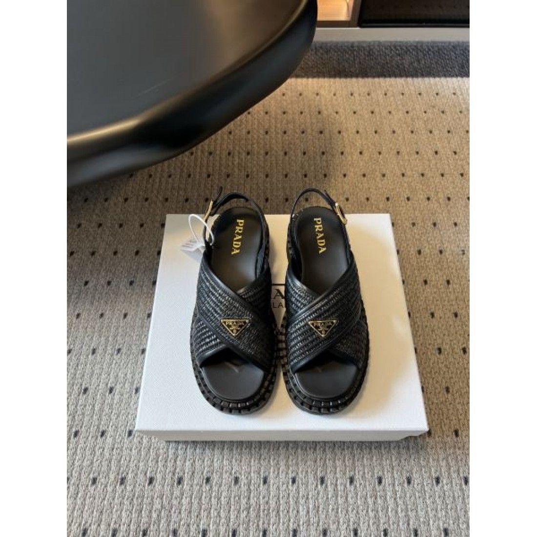 バックストラップ 編み込みデザイン 軽量 履き心地快適 PRADA プラダ コピー レザーサンダル タウンユース