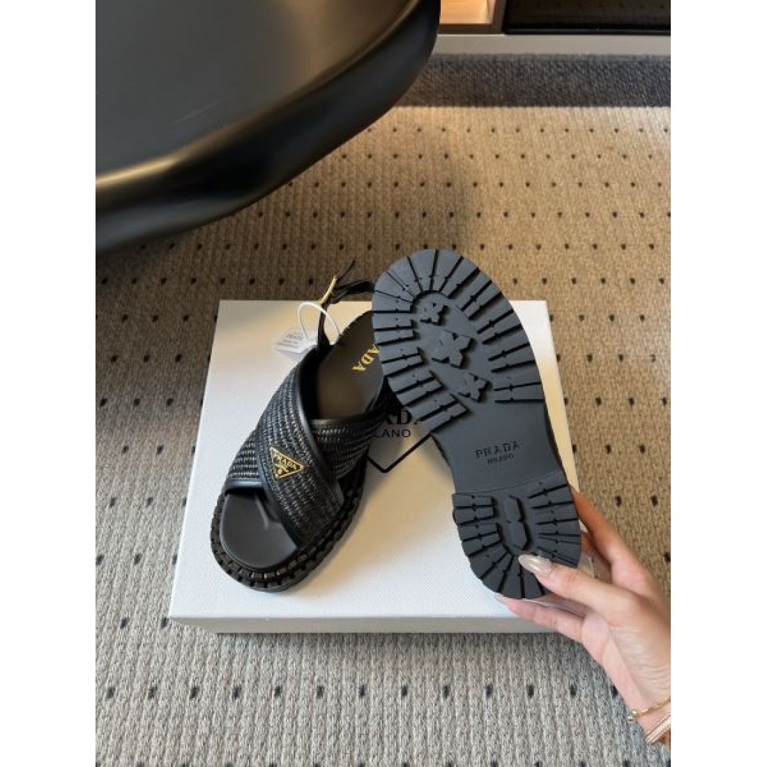 バックストラップ 編み込みデザイン 軽量 履き心地快適 PRADA プラダ コピー レザーサンダル タウンユース