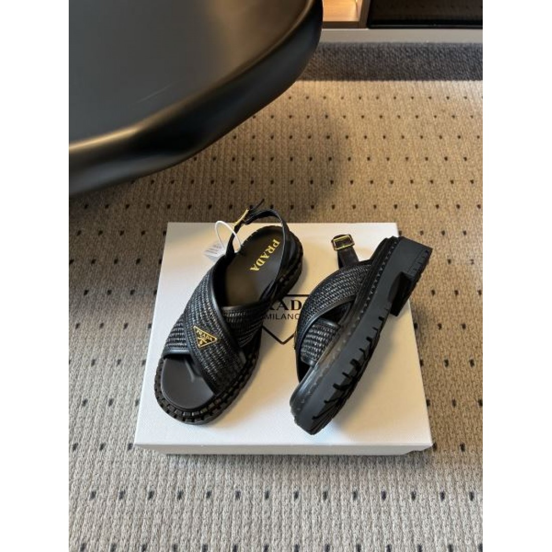 バックストラップ 編み込みデザイン 軽量 履き心地快適 PRADA プラダ コピー レザーサンダル タウンユース