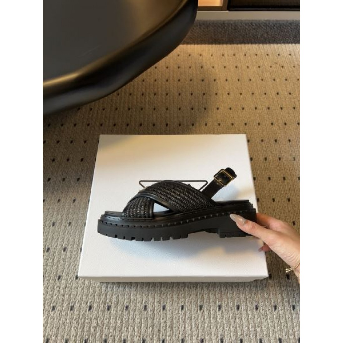 バックストラップ 編み込みデザイン 軽量 履き心地快適 PRADA プラダ コピー レザーサンダル タウンユース