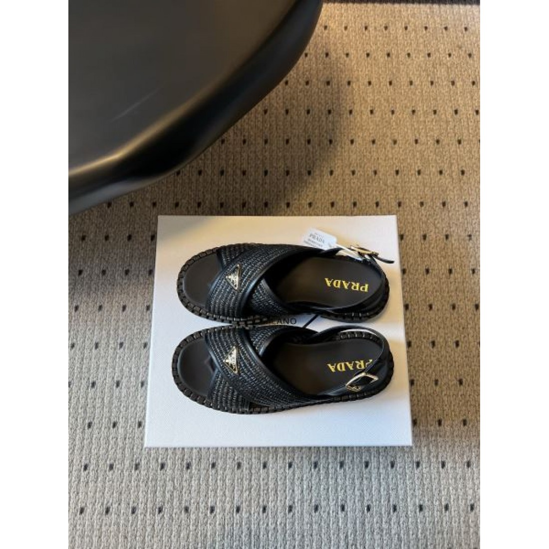 バックストラップ 編み込みデザイン 軽量 履き心地快適 PRADA プラダ コピー レザーサンダル タウンユース