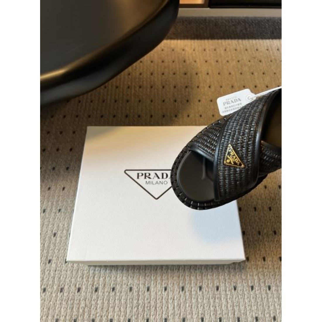 バックストラップ 編み込みデザイン 軽量 履き心地快適 PRADA プラダ コピー レザーサンダル タウンユース