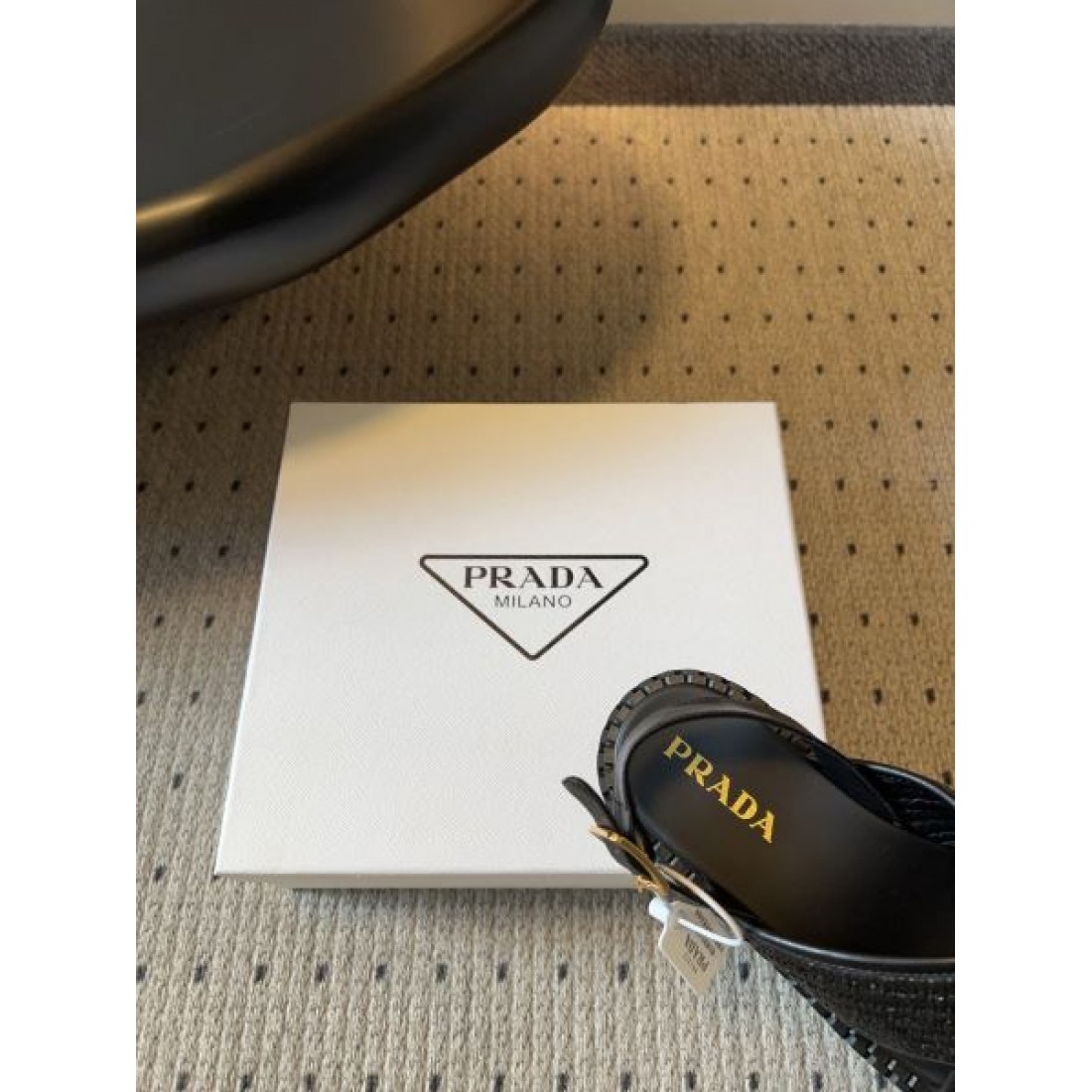 バックストラップ 編み込みデザイン 軽量 履き心地快適 PRADA プラダ コピー レザーサンダル タウンユース