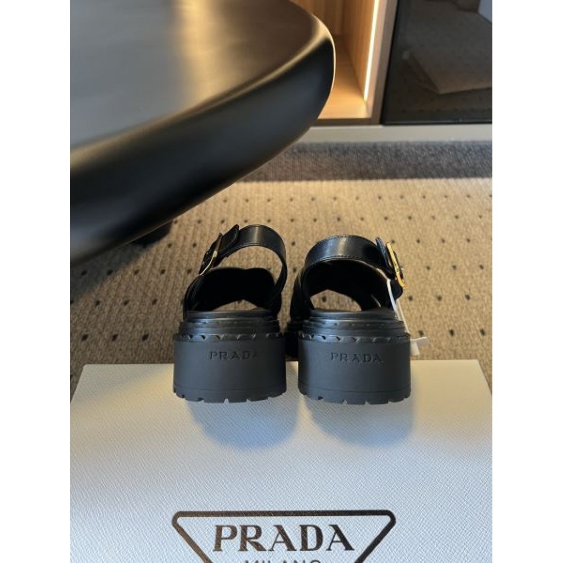 バックストラップ 編み込みデザイン 軽量 履き心地快適 PRADA プラダ コピー レザーサンダル タウンユース