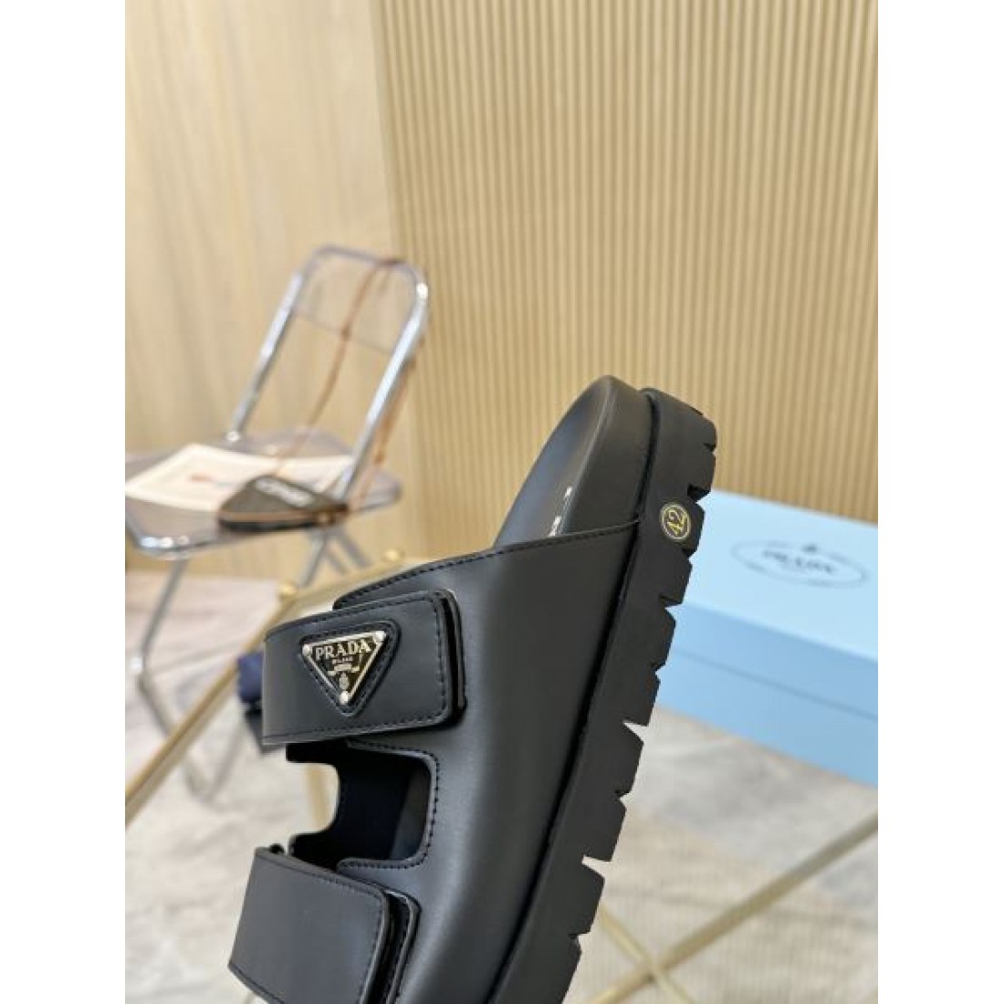 軽量 スライドサンダル 厚底 デイリー PRADA プラダ コピー レザーサンダル リラックススタイル