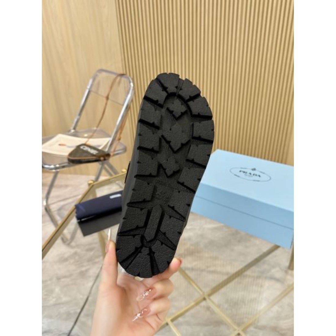 軽量 スライドサンダル 厚底 デイリー PRADA プラダ コピー レザーサンダル リラックススタイル