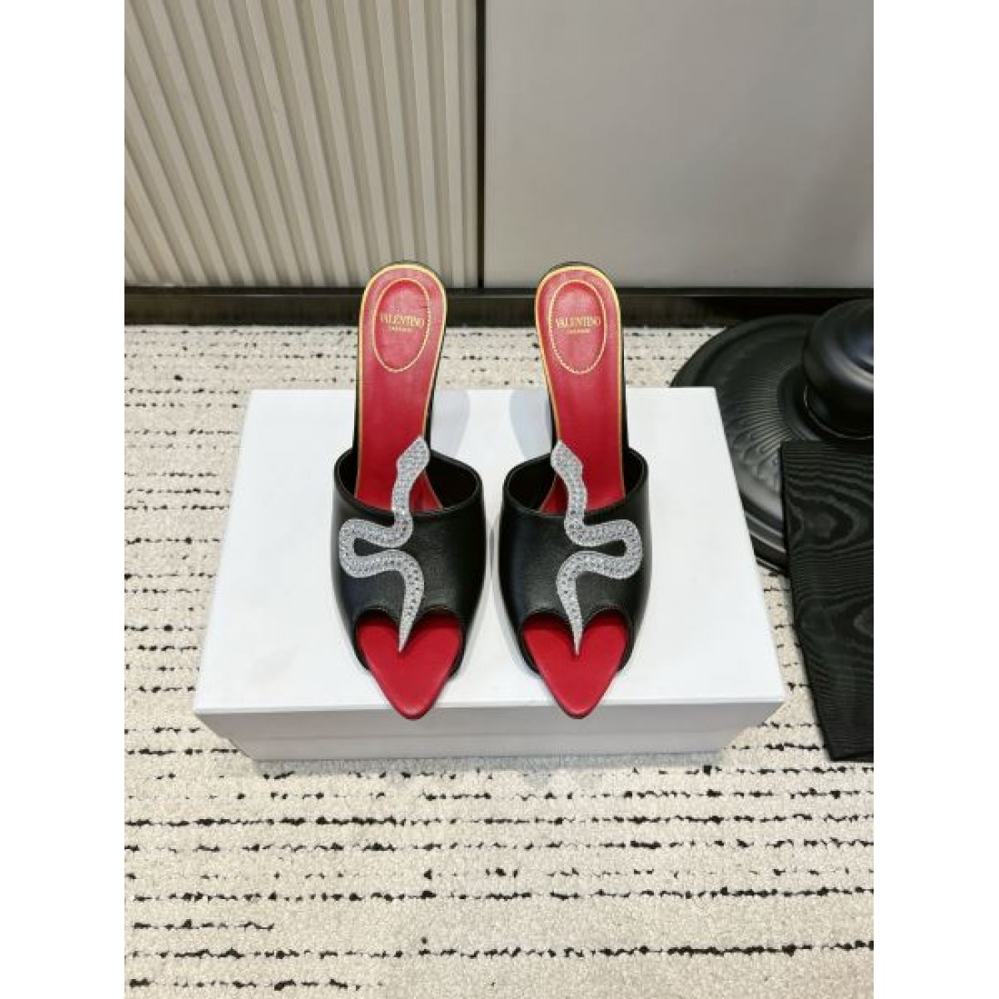 ラグジュアリー エレガント 上質コレクション VALENTINO ヴァレンティノ コピー サンダル ビジューミュール