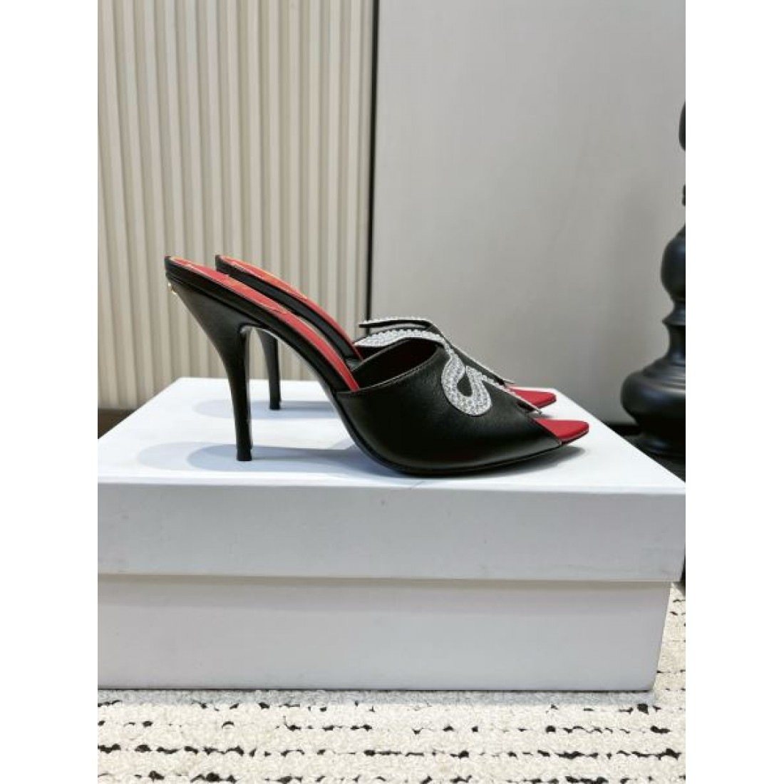 ラグジュアリー エレガント 上質コレクション VALENTINO ヴァレンティノ コピー サンダル ビジューミュール