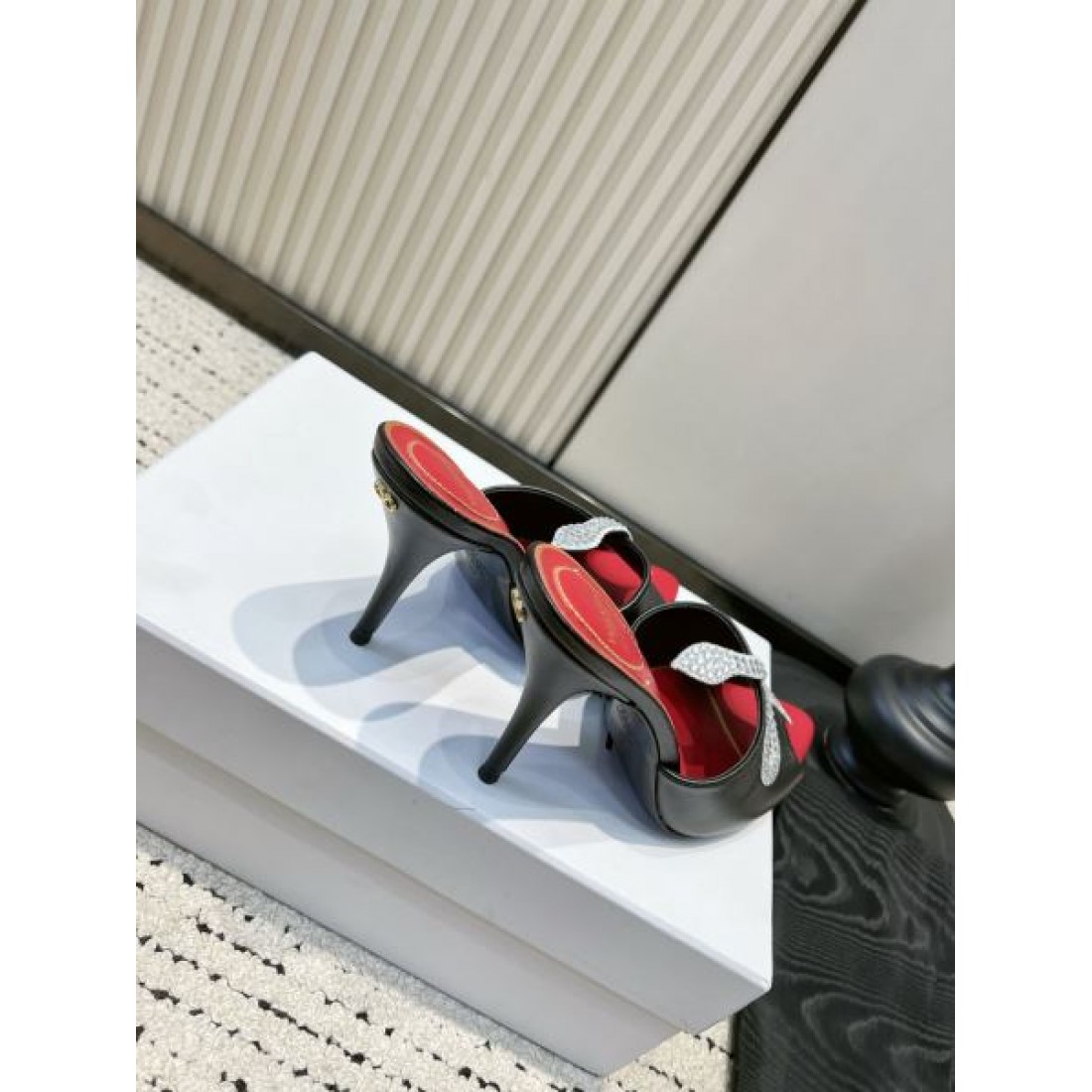 ラグジュアリー エレガント 上質コレクション VALENTINO ヴァレンティノ コピー サンダル ビジューミュール