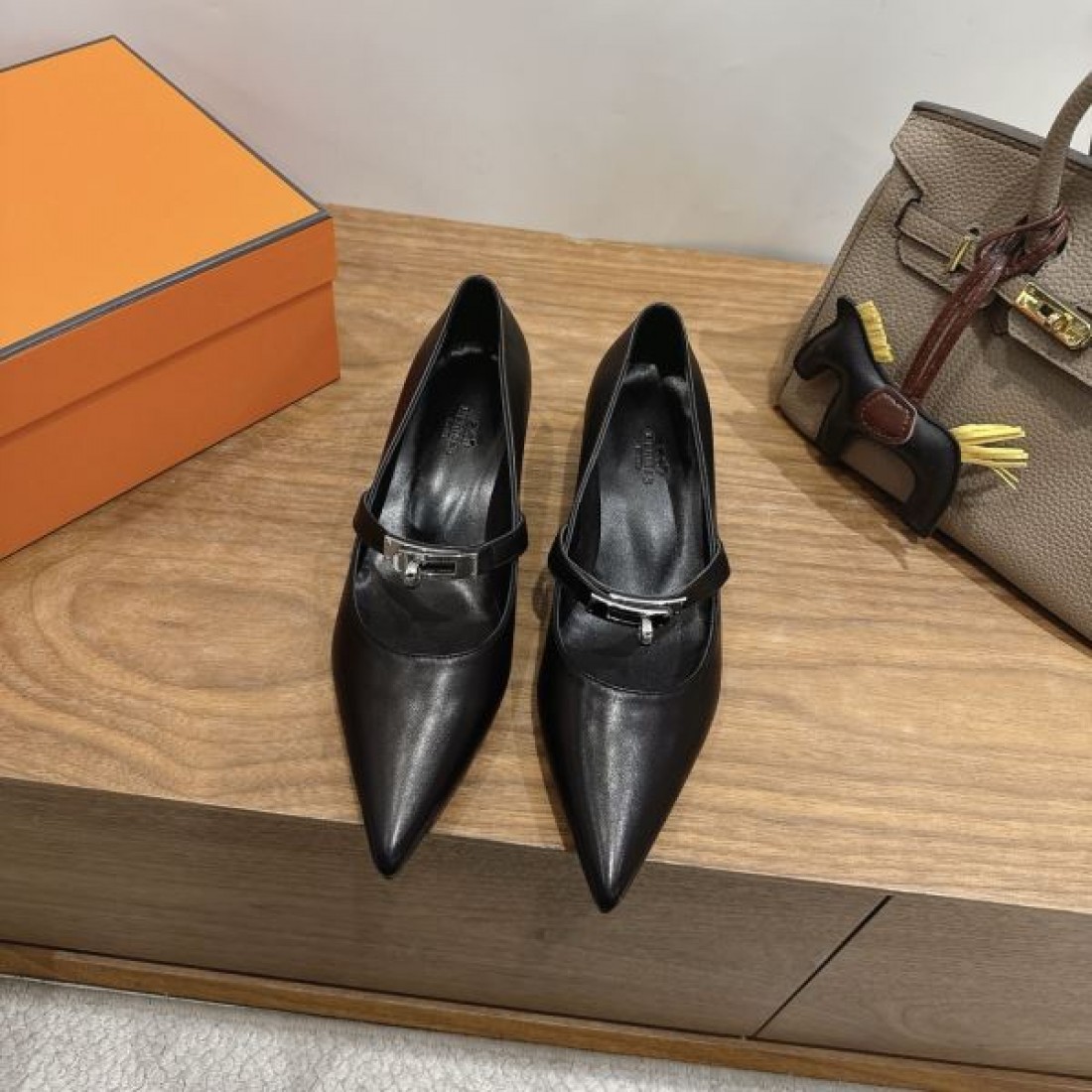 バックストラップ メタルアクセント エレガントシューズ 一流ブランド HERMÈS エルメス コピー パンプス 人気モデル