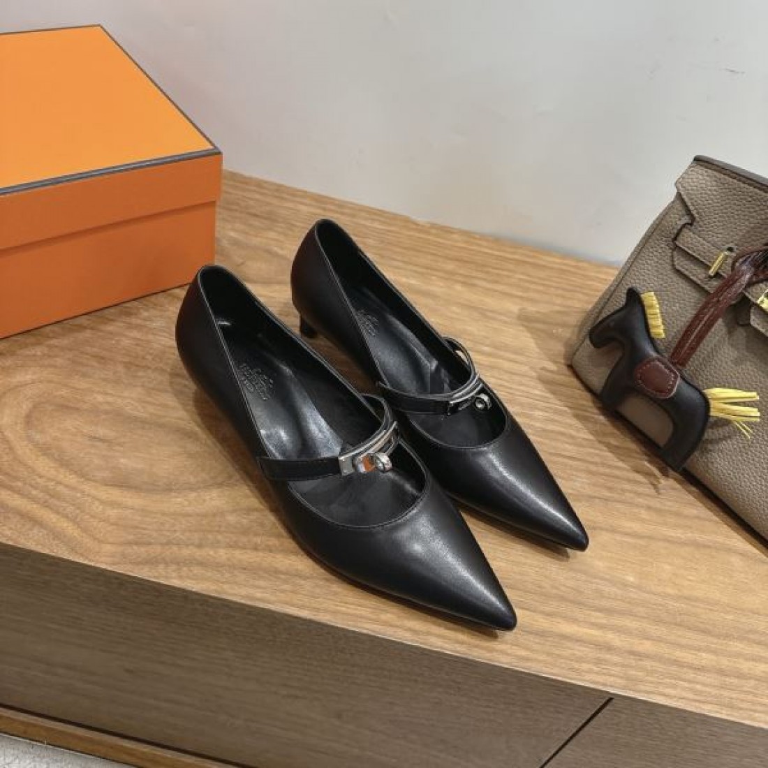 バックストラップ メタルアクセント エレガントシューズ 一流ブランド HERMÈS エルメス コピー パンプス 人気モデル