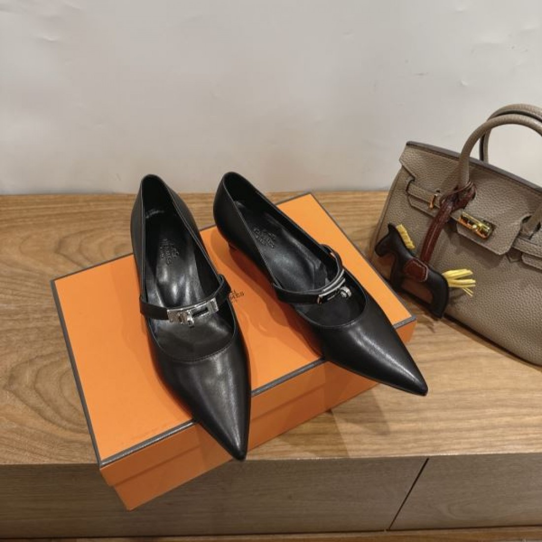 バックストラップ メタルアクセント エレガントシューズ 一流ブランド HERMÈS エルメス コピー パンプス 人気モデル