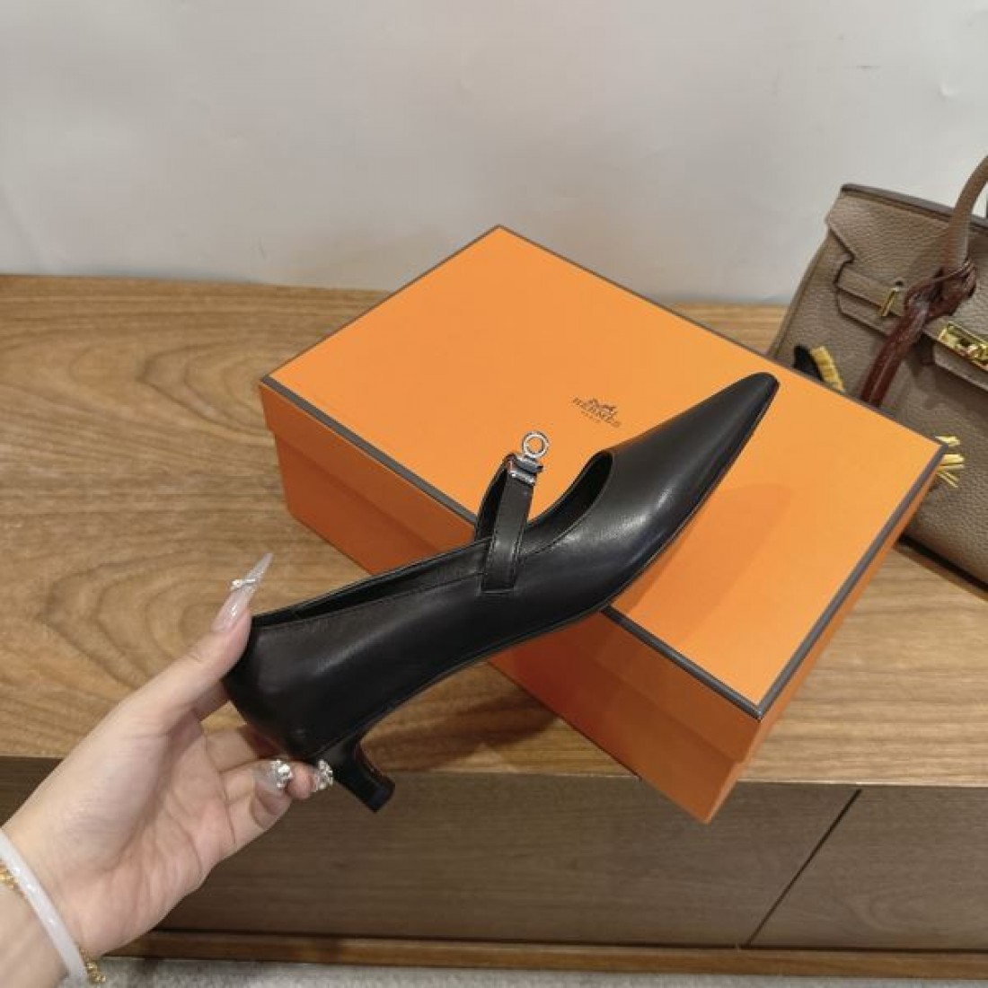 バックストラップ メタルアクセント エレガントシューズ 一流ブランド HERMÈS エルメス コピー パンプス 人気モデル