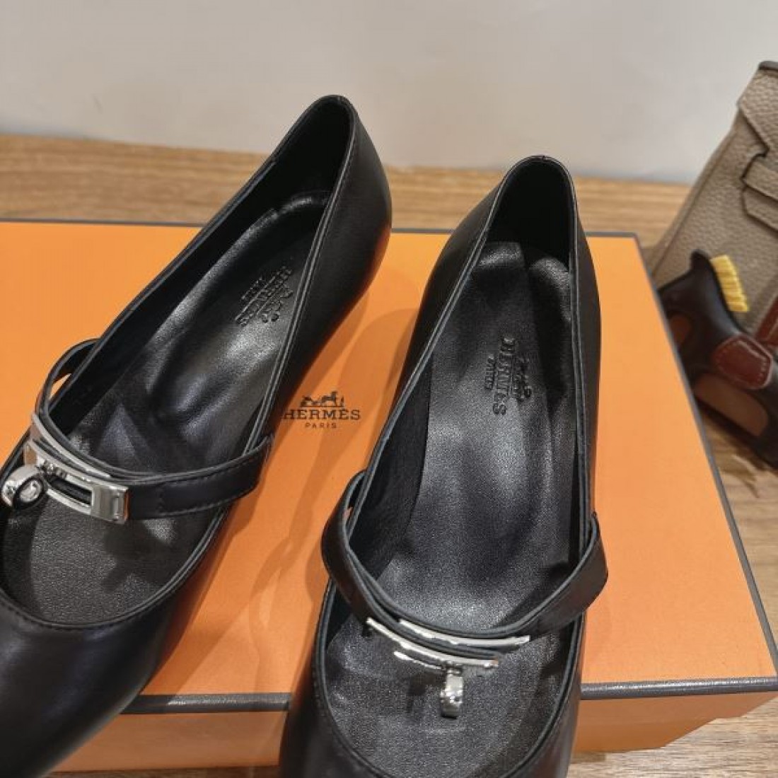 バックストラップ メタルアクセント エレガントシューズ 一流ブランド HERMÈS エルメス コピー パンプス 人気モデル