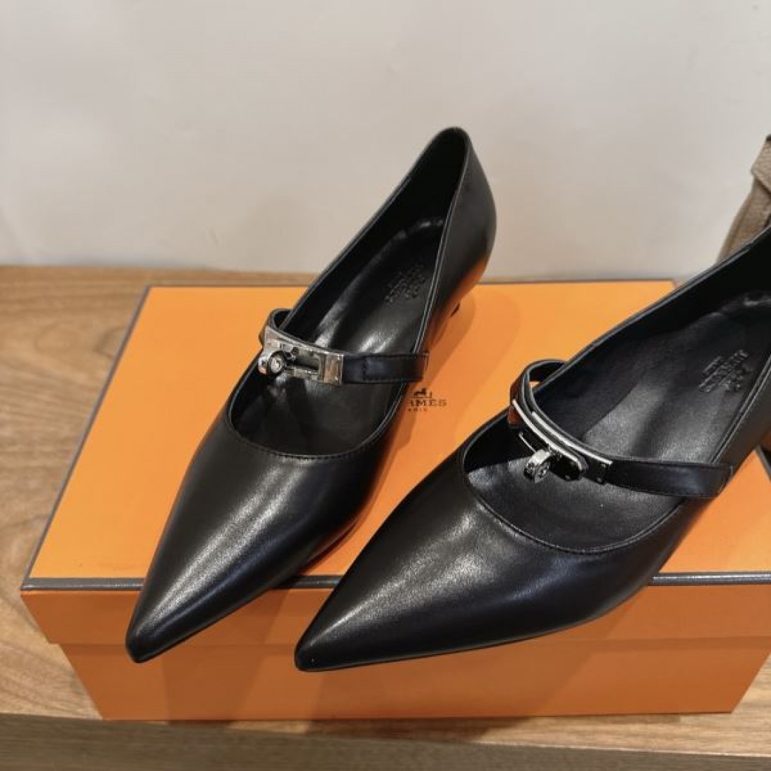 バックストラップ メタルアクセント エレガントシューズ 一流ブランド HERMÈS エルメス コピー パンプス 人気モデル