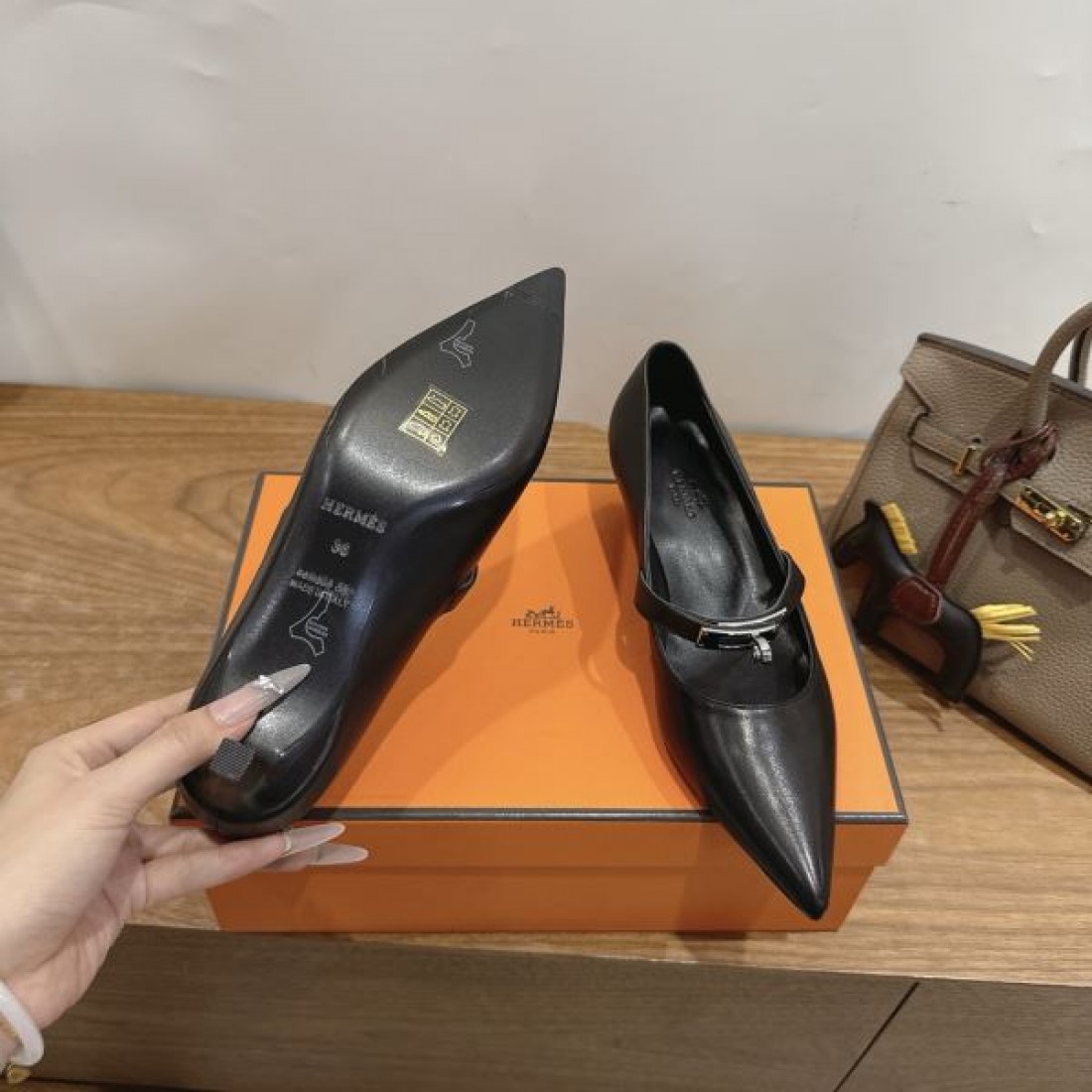 バックストラップ メタルアクセント エレガントシューズ 一流ブランド HERMÈS エルメス コピー パンプス 人気モデル