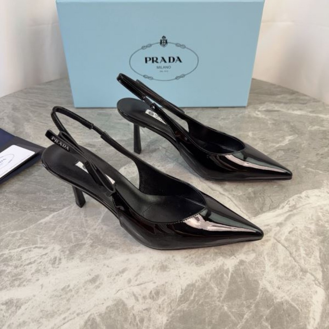 ポインテッドデザイン エレガントシューズ 海外トレンド PRADA コピー エナメルスリングヒール コレクション