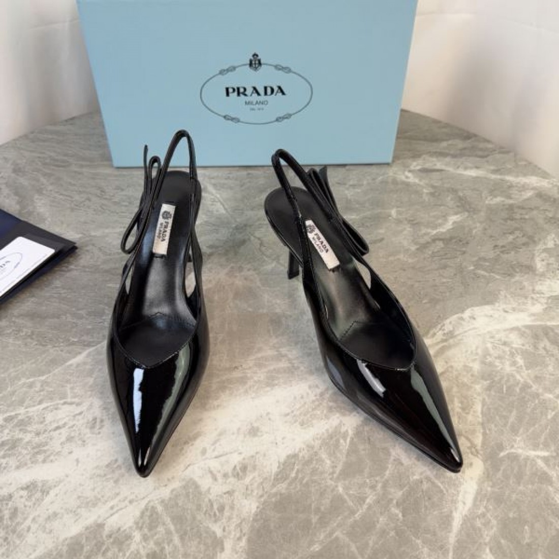 ポインテッドデザイン エレガントシューズ 海外トレンド PRADA コピー エナメルスリングヒール コレクション