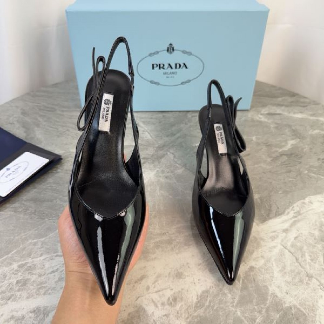 ポインテッドデザイン エレガントシューズ 海外トレンド PRADA コピー エナメルスリングヒール コレクション