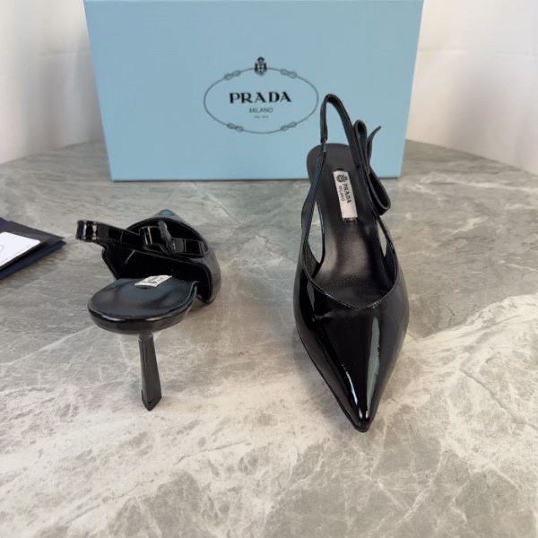 ポインテッドデザイン エレガントシューズ 海外トレンド PRADA コピー エナメルスリングヒール コレクション