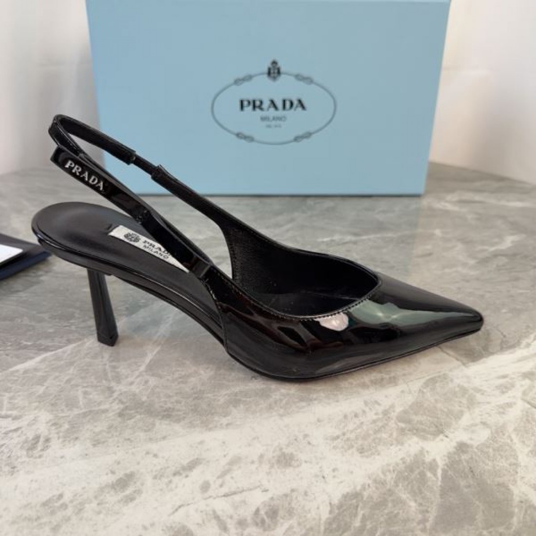 ポインテッドデザイン エレガントシューズ 海外トレンド PRADA コピー エナメルスリングヒール コレクション