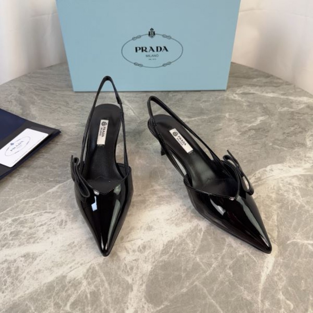 エレガントスリングデザイン ハイヒール 2026春夏 PRADA コピー ポインテッドトゥヒール 人気アイテム