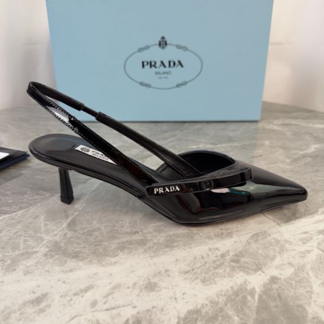 エレガントスリングデザイン ハイヒール 2026春夏 PRADA コピー ポインテッドトゥヒール 人気アイテム