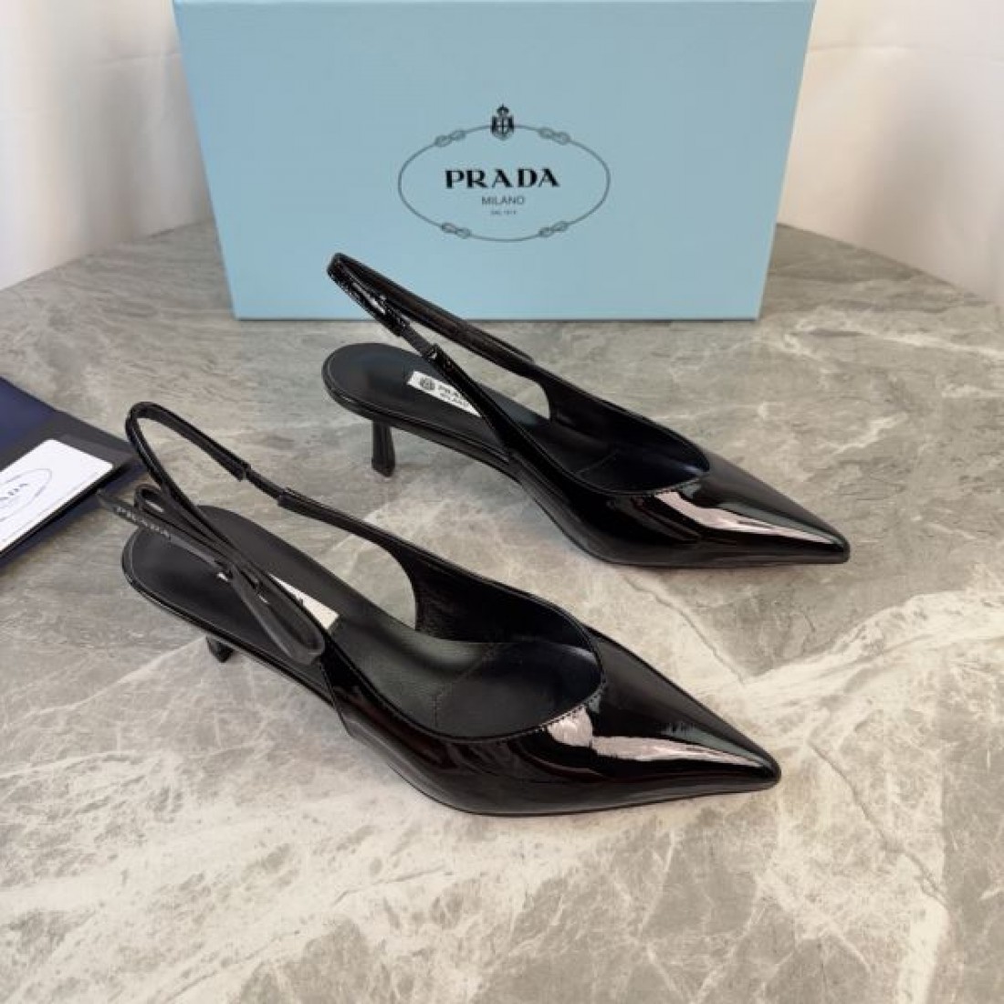 パテントスキン スリムシルエット フェミニンスタイル PRADA コピー ポインテッドトゥヒール 2026SSトレンド