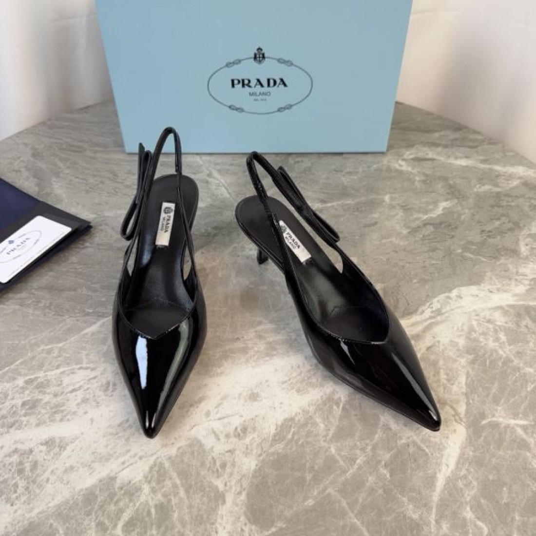 パテントスキン スリムシルエット フェミニンスタイル PRADA コピー ポインテッドトゥヒール 2026SSトレンド