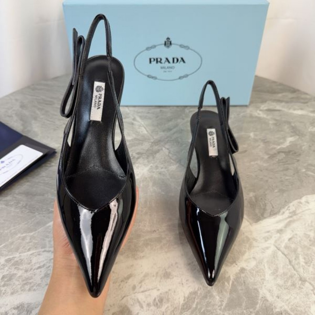 パテントスキン スリムシルエット フェミニンスタイル PRADA コピー ポインテッドトゥヒール 2026SSトレンド