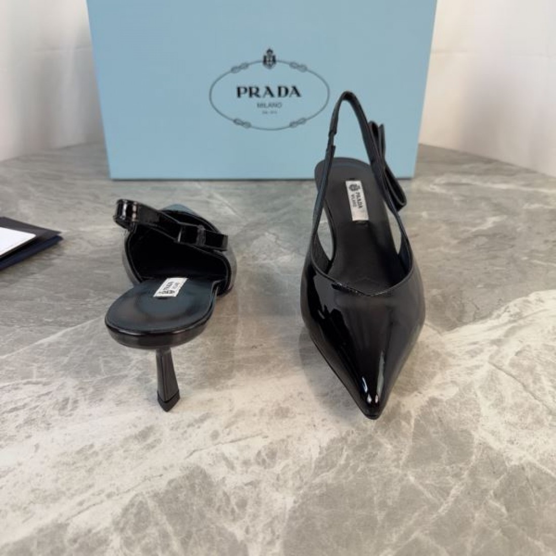 パテントスキン スリムシルエット フェミニンスタイル PRADA コピー ポインテッドトゥヒール 2026SSトレンド