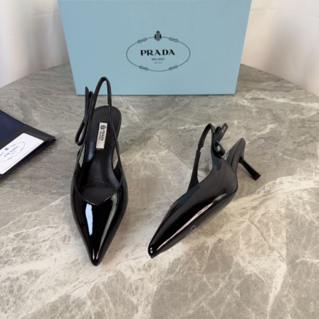 パテントスキン スリムシルエット フェミニンスタイル PRADA コピー ポインテッドトゥヒール 2026SSトレンド