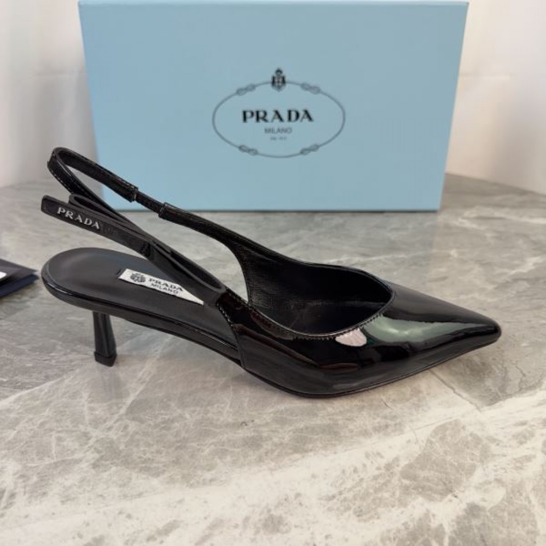パテントスキン スリムシルエット フェミニンスタイル PRADA コピー ポインテッドトゥヒール 2026SSトレンド
