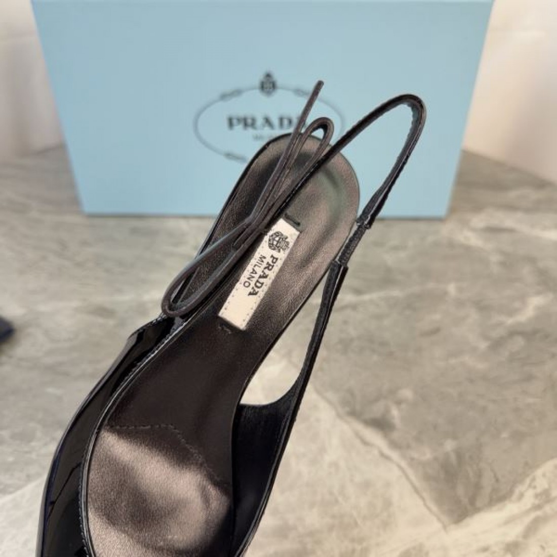 パテントスキン スリムシルエット フェミニンスタイル PRADA コピー ポインテッドトゥヒール 2026SSトレンド