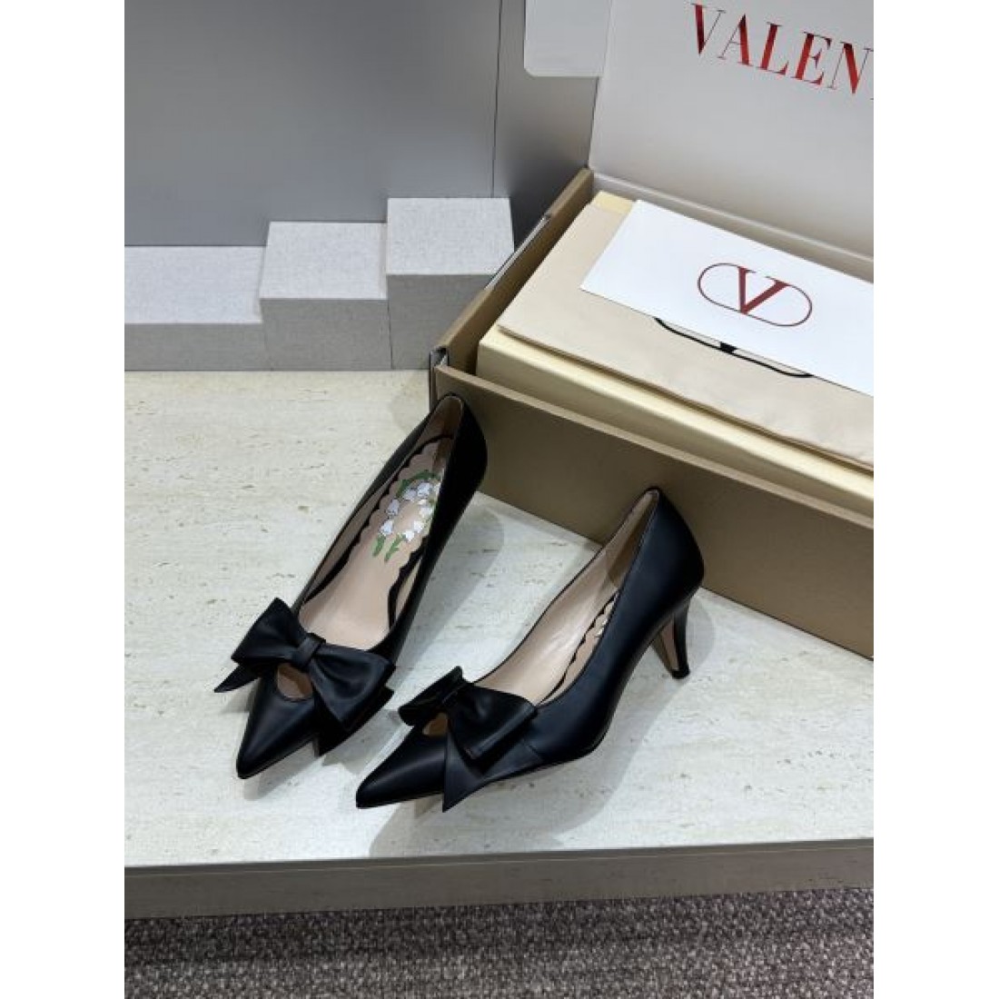 バックオープンデザイン リボンディテール ドレスアップ対応モデル VALENTINO ヴァレンティノ コピー パンプス