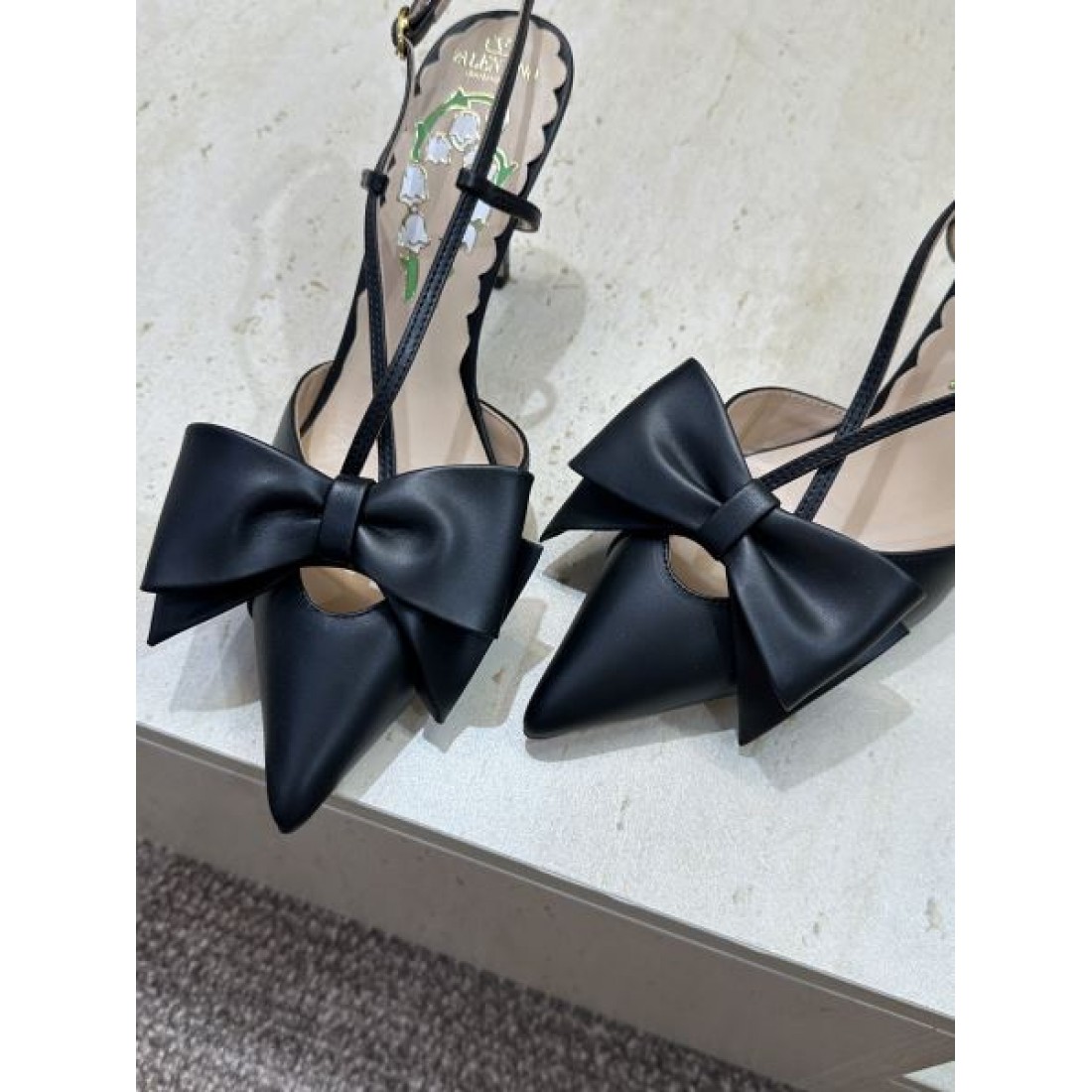 リボンデザイン スリングバック ポインテッドトゥ エレガンス VALENTINO ヴァレンティノ コピー パンプス 2026新作
